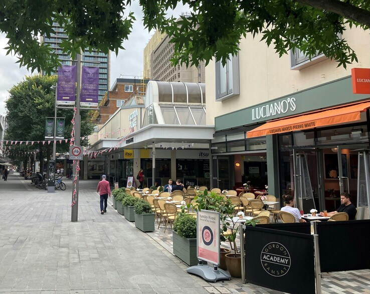 Town Sq, Woking à louer - Photo de l’immeuble – Image 1 sur 6