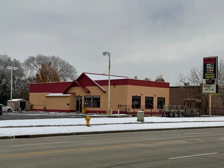 2070 S Koeller St, Oshkosh, WI à vendre - Photo de l’immeuble – Image 2 sur 27