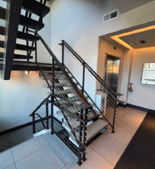 560 Mill St, Reno, NV à louer - Photo de l’immeuble – Image 2 sur 4