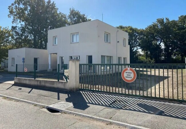 Plus de détails pour Local d'activités à louer