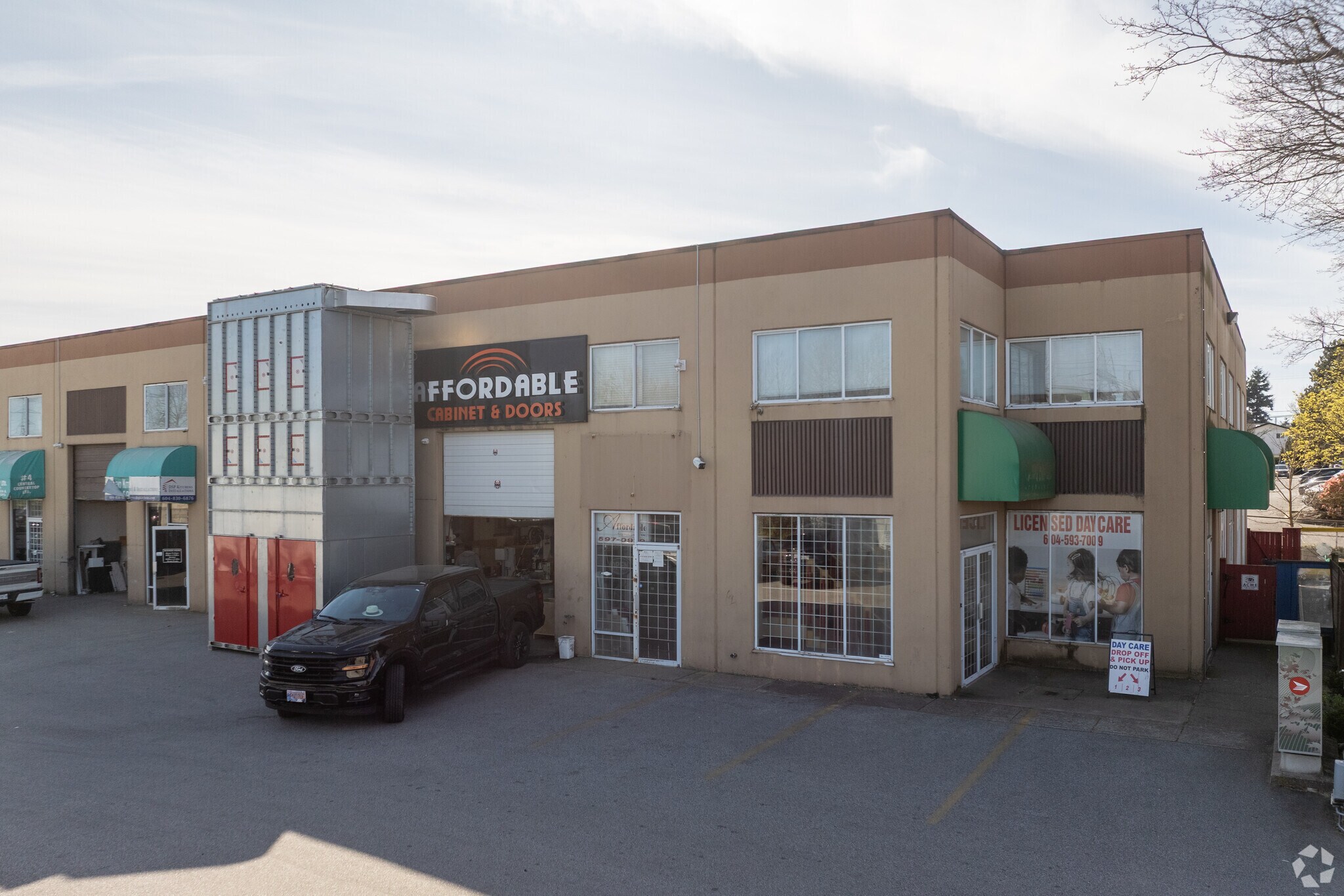 12468 82nd Ave, Surrey, BC à louer Photo principale– Image 1 sur 4