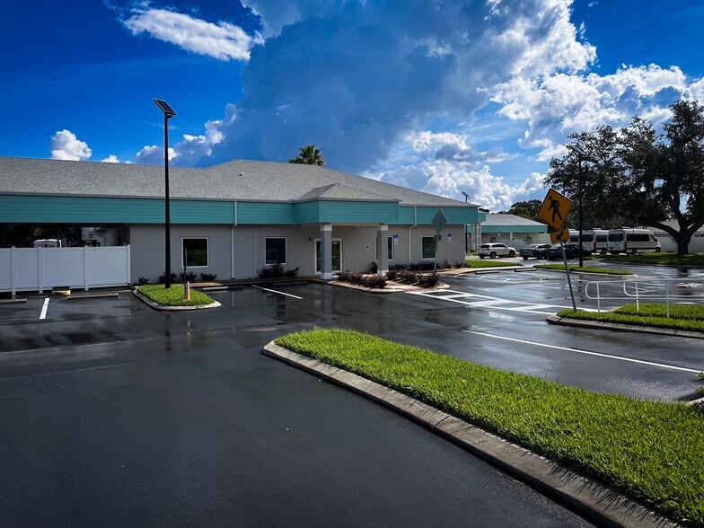 7367 Forest Oaks Blvd., Spring Hill, FL à louer - Photo de l’immeuble – Image 3 sur 4