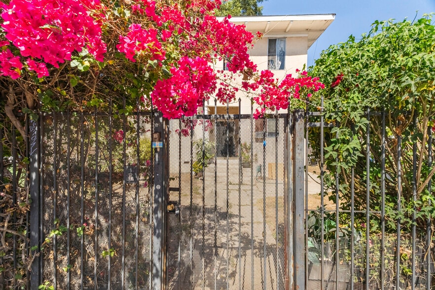 1627 S Burlington Ave, Los Angeles, CA à vendre - Photo de l’immeuble – Image 3 sur 32