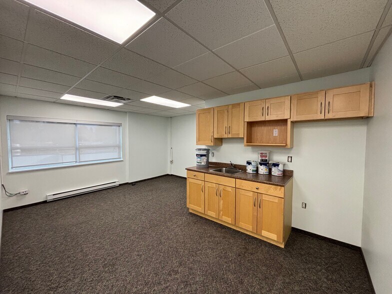 4125 Mcconnell Dr, Burnaby, BC à louer - Photo de l’immeuble – Image 3 sur 13