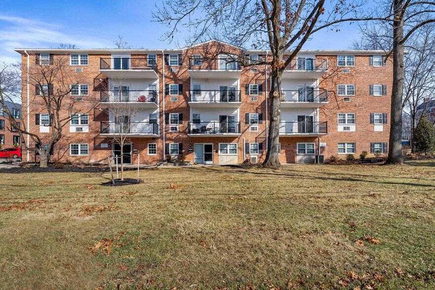 435 E Lancaster Ave, Wayne, PA à louer - Photo de l’immeuble – Image 2 sur 15