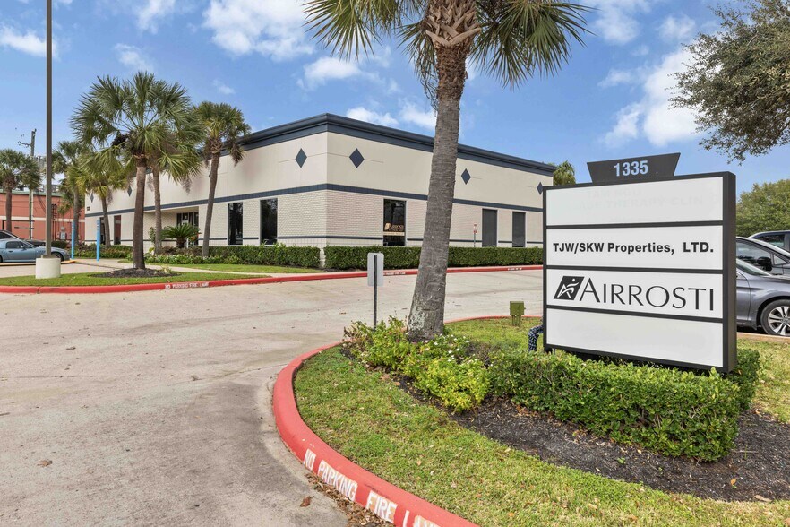 1335 Space Park Dr, Houston, TX à louer - Photo de l’immeuble – Image 3 sur 15