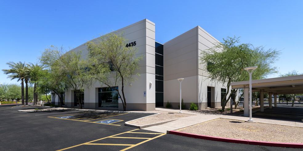 4435 E Cotton Center Blvd, Phoenix, AZ à louer - Photo de l’immeuble – Image 1 sur 1