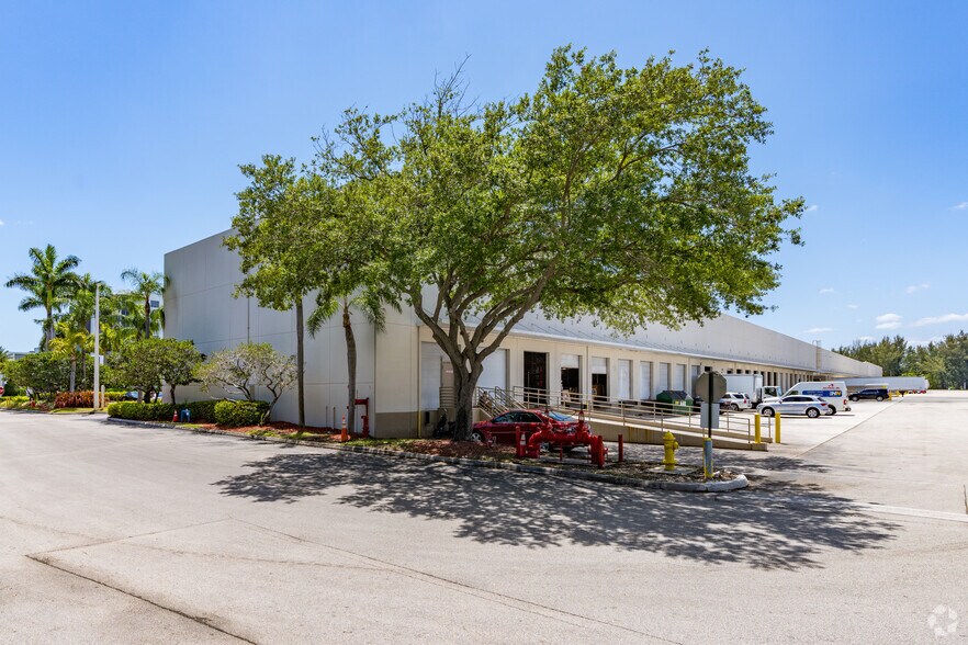 6701 NW 7th St, Miami, FL à louer - Photo de l’immeuble – Image 2 sur 11