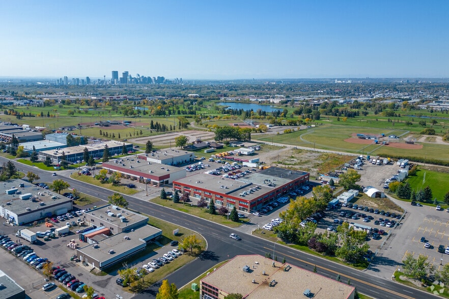 4101 19th St NE, Calgary, AB à vendre - Aérien – Image 2 sur 7