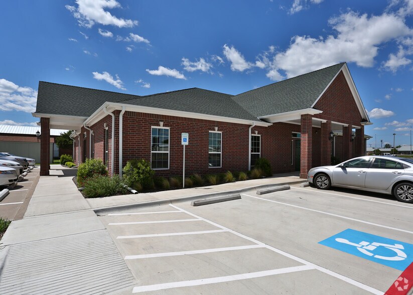 388 SW Johnson Ave, Burleson, TX à louer - Photo de l’immeuble – Image 1 sur 4