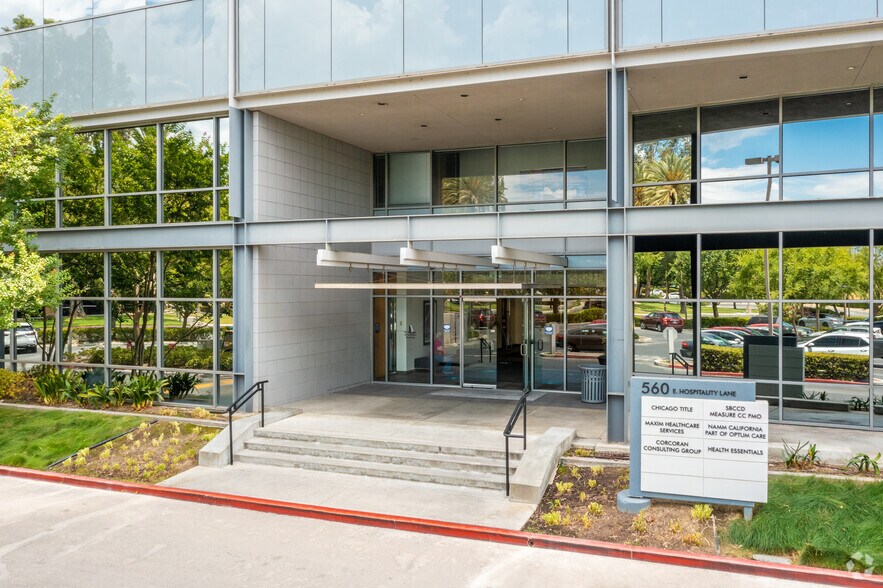 560 E Hospitality Ln, San Bernardino, CA à louer - Photo de l’immeuble – Image 2 sur 4