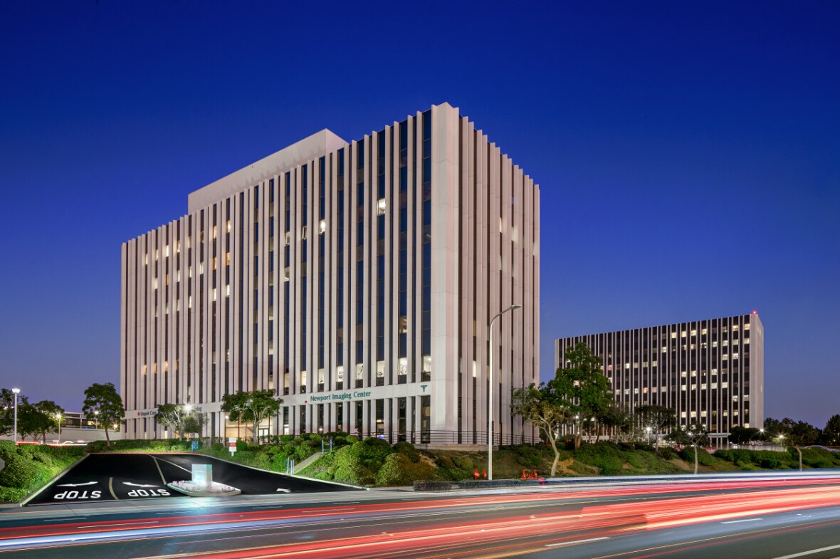 360 San Miguel Dr, Newport Beach, CA à louer Photo de l’immeuble– Image 1 sur 10