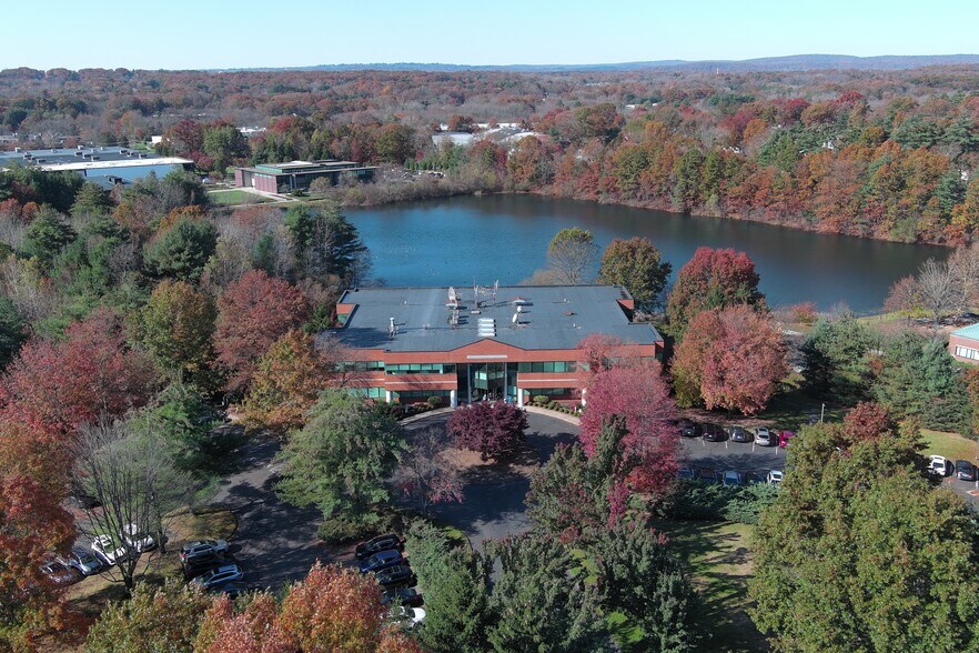 10 Executive Dr, Farmington, CT à louer - Photo de l’immeuble – Image 1 sur 16