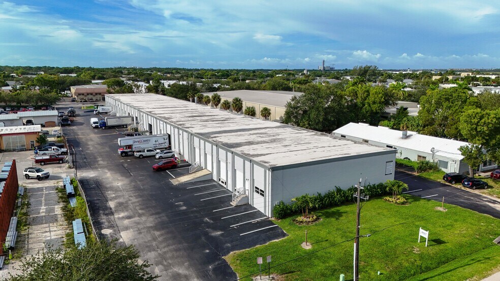 4227 Enterprise Ave, Naples, FL à louer - Photo de l’immeuble – Image 3 sur 8