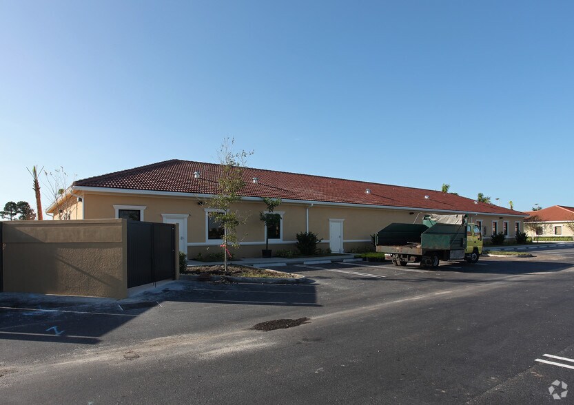 555 NW Lake Whitney Pl, Port Saint Lucie, FL à vendre - Photo de l’immeuble – Image 3 sur 9