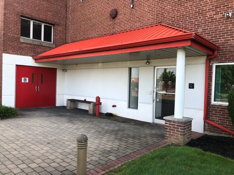 700 Hicksville Rd, Bethpage, NY à louer - Photo de l’immeuble – Image 2 sur 12