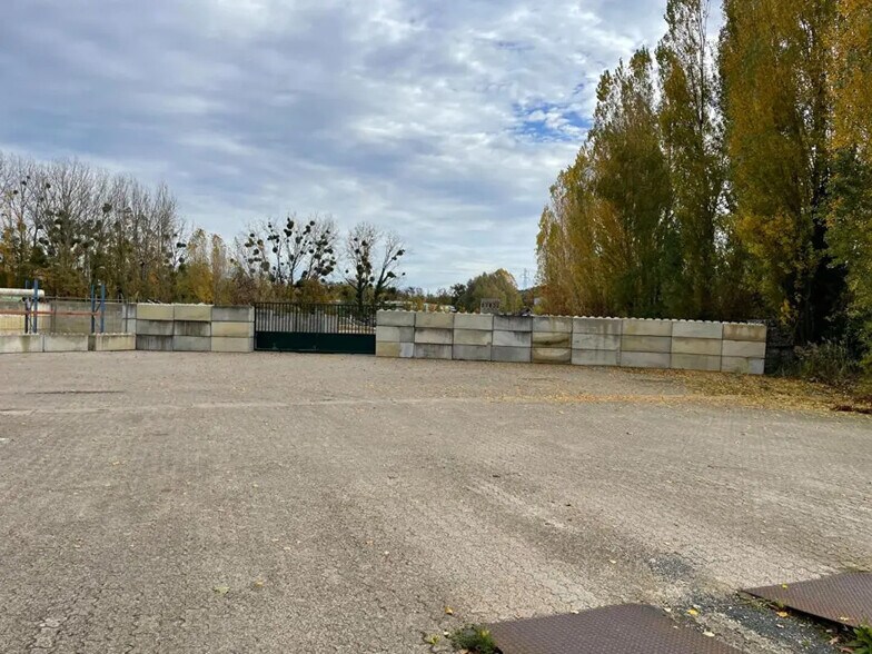 Local d’activités dans Pontpoint à louer - Photo de l’immeuble – Image 3 sur 5