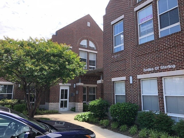21155 Whitfield Pl, Sterling, VA à louer - Photo de l’immeuble – Image 3 sur 75