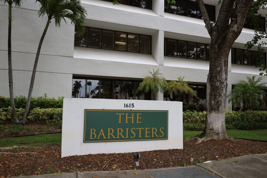 1615 Forum Pl, West Palm Beach, FL à vendre - Photo de l’immeuble – Image 2 sur 14