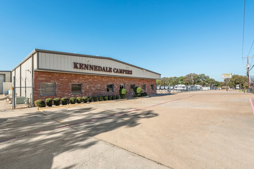 429 W Kennedale Pky, Kennedale, TX à louer - Photo de l’immeuble – Image 2 sur 57