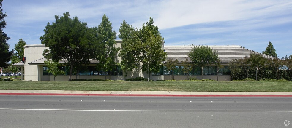 1700 Auto Center Dr, Antioch, CA à vendre - Photo de l’immeuble – Image 1 sur 8