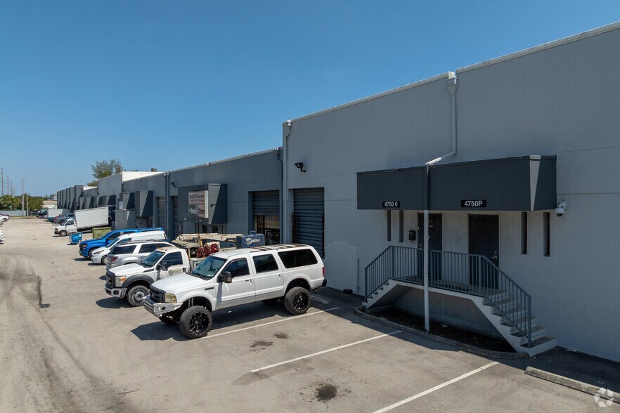 4700-4750 Oakes Rd, Davie, FL à louer - Photo de l’immeuble – Image 2 sur 4