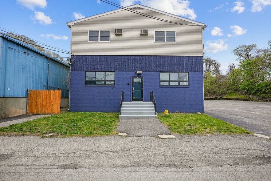 65 Valley St, East Providence, RI à louer - Photo de l’immeuble – Image 1 sur 24