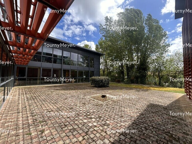 1 Rond-Point De La Résistance, Saint-Jean à louer - Photo de l’immeuble – Image 1 sur 8