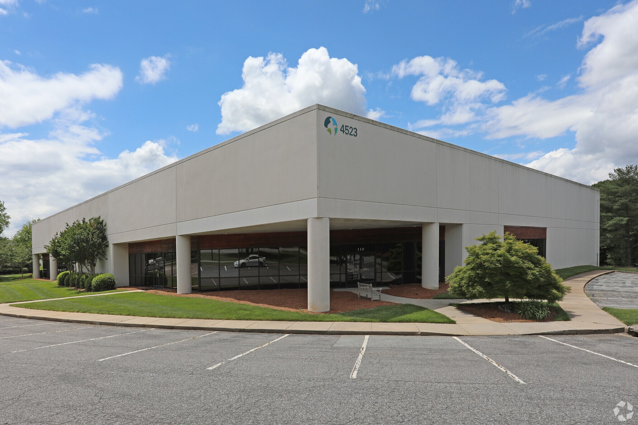 4523 Green Point Dr, Greensboro, NC à louer Photo principale– Image 1 sur 14