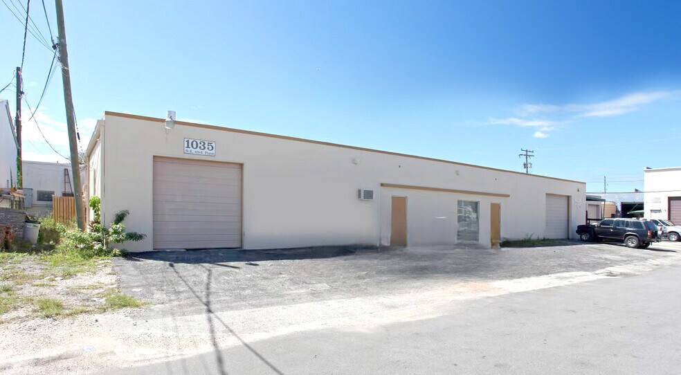 1035 NE 43rd Pl, Oakland Park, FL à vendre - Photo de l’immeuble – Image 1 sur 3