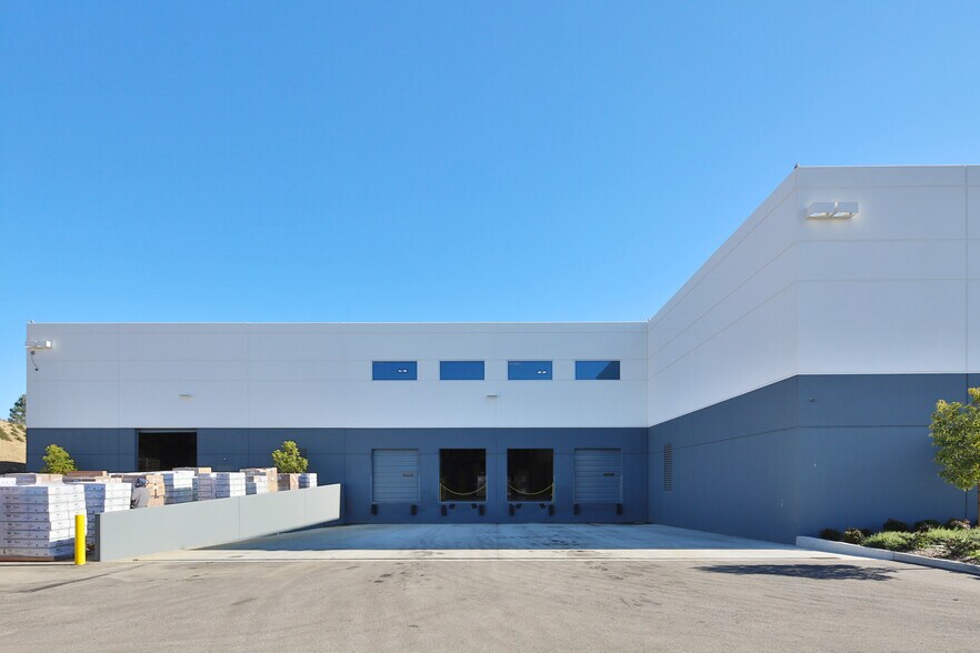 163 Cochran St, Simi Valley, CA à louer - Photo de l’immeuble – Image 2 sur 3
