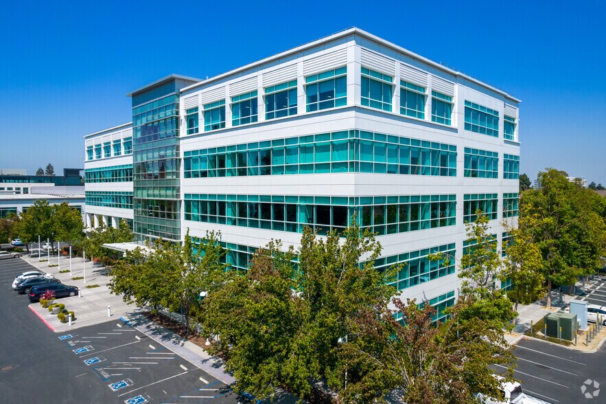 525 Almanor Ave, Sunnyvale, CA à louer - Photo de l’immeuble – Image 3 sur 6