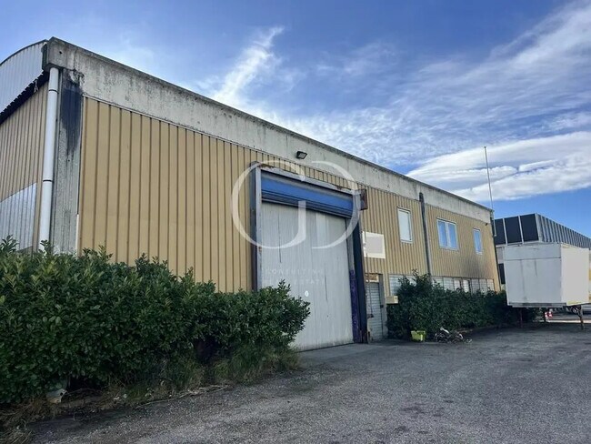 Plus de détails pour 25 Rue Du Lyonnais, Saint-Priest - Local d’activités à vendre
