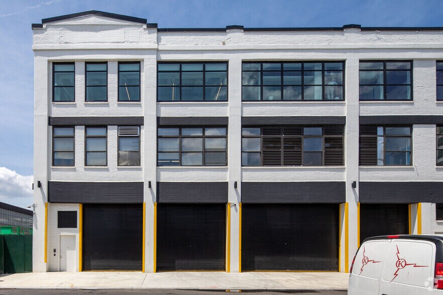 30-02 48th Ave, Long Island City, NY à louer - Photo de l’immeuble – Image 3 sur 6