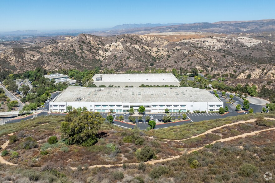 450 American St, Simi Valley, CA à vendre - Aérien – Image 1 sur 24