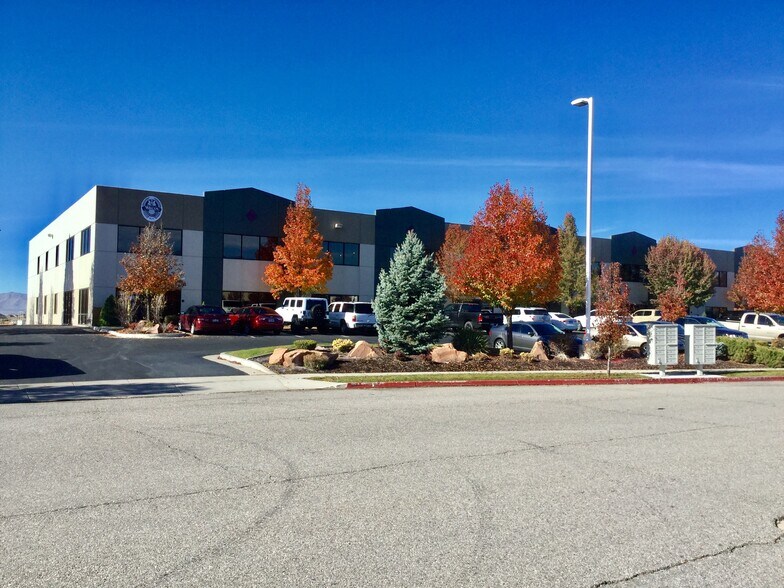 377 N Marshall Way, Layton, UT à louer - Photo de l’immeuble – Image 1 sur 10
