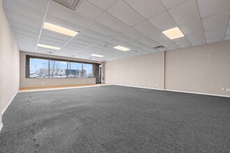 1116 W Devon Ave, Elk Grove Village, IL à louer Photo intérieure– Image 2 sur 27