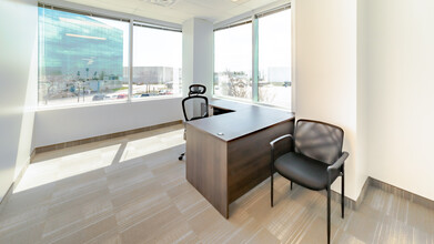 2020 Winston Park Dr, Oakville, ON à louer Photo de la construction– Image 1 sur 2