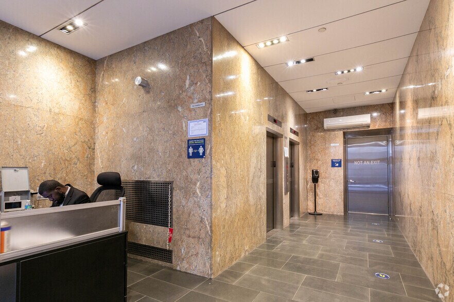 246 W 38th St, New York, NY à louer - Hall d’entrée – Image 2 sur 8