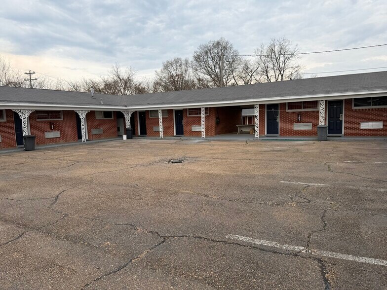 1869 S Church Ave, Louisville, MS à vendre - Photo de l’immeuble – Image 1 sur 8