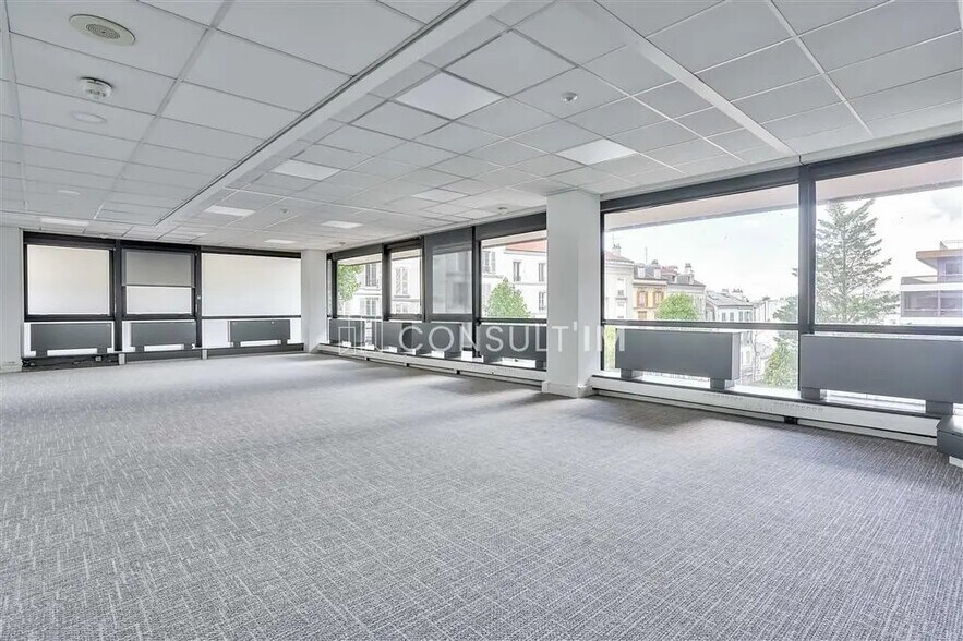 Bureau dans Saint-Cloud à louer - Photo de l’immeuble – Image 1 sur 9