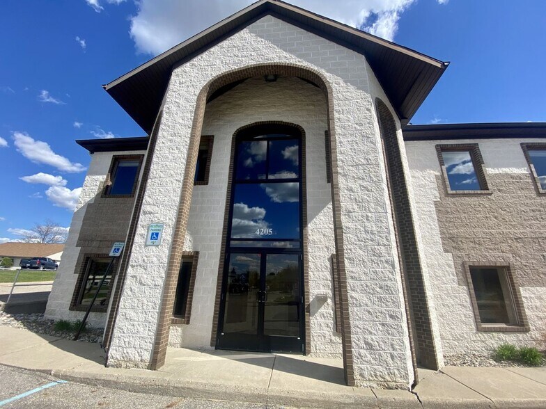 4205 Charlar Dr, Holt, MI à vendre - Photo de l’immeuble – Image 2 sur 24