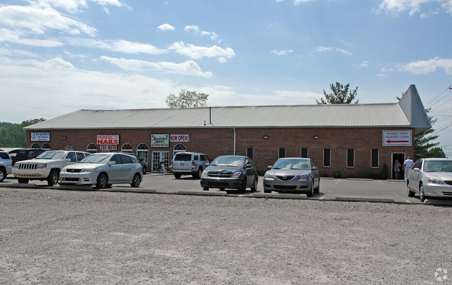 3657 Teays Valley Rd, Hurricane, WV à louer - Photo de l’immeuble – Image 1 sur 11