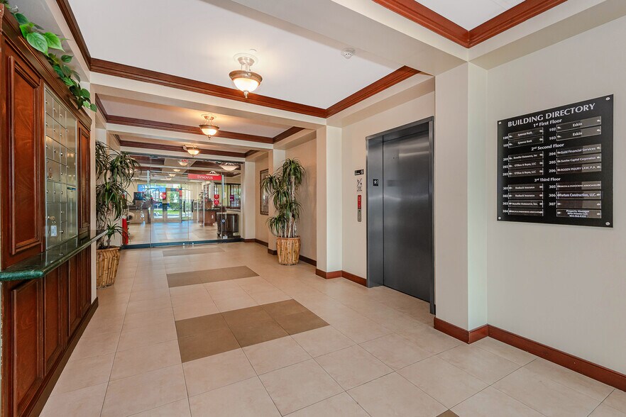 5599 S University Dr, Davie, FL à vendre - Photo intérieure – Image 2 sur 22