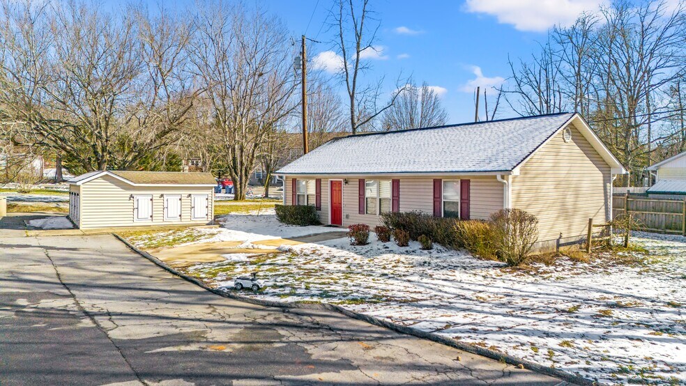 26 Meadow Glen Ct, Fletcher, NC à vendre - Photo de l’immeuble – Image 3 sur 5