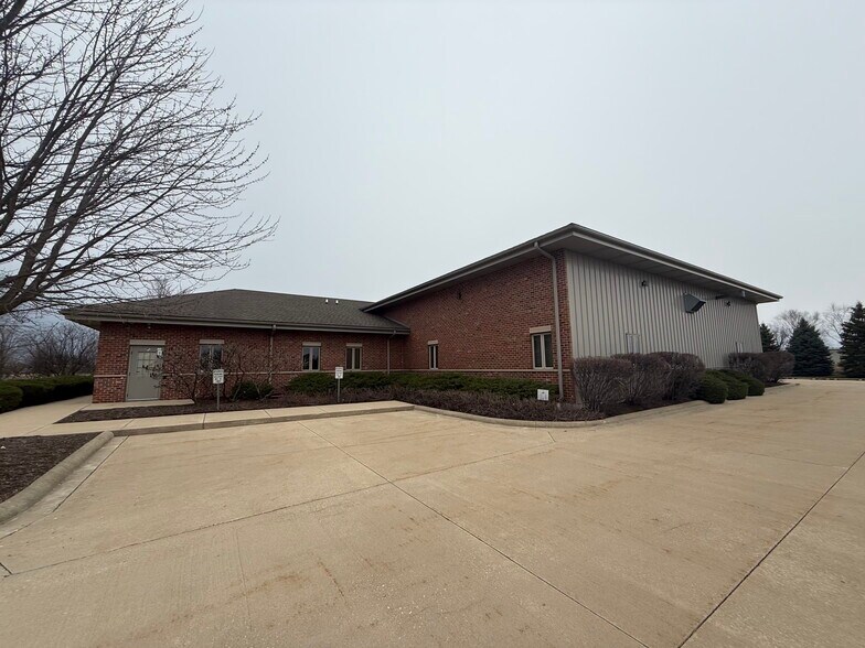90 Templeton Dr, Oswego, IL à vendre - Photo de l’immeuble – Image 2 sur 13