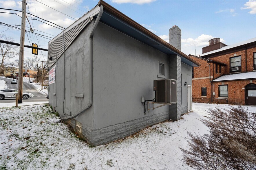 2404 Saw Mill Run Blvd, Pittsburgh, PA à vendre - Photo de l’immeuble – Image 3 sur 37