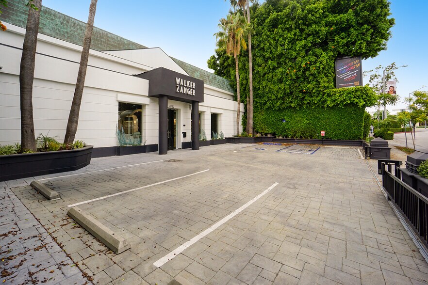 8750 Melrose Ave, Los Angeles, CA à louer - Photo de l’immeuble – Image 2 sur 4