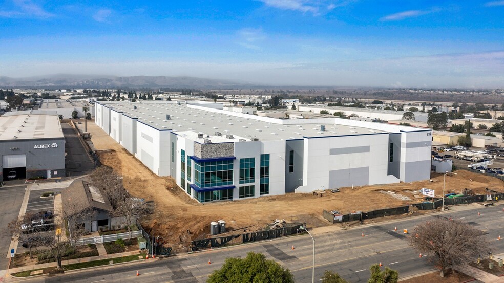 212 N Smith Ave, Corona, CA à louer - Photo de l’immeuble – Image 1 sur 30