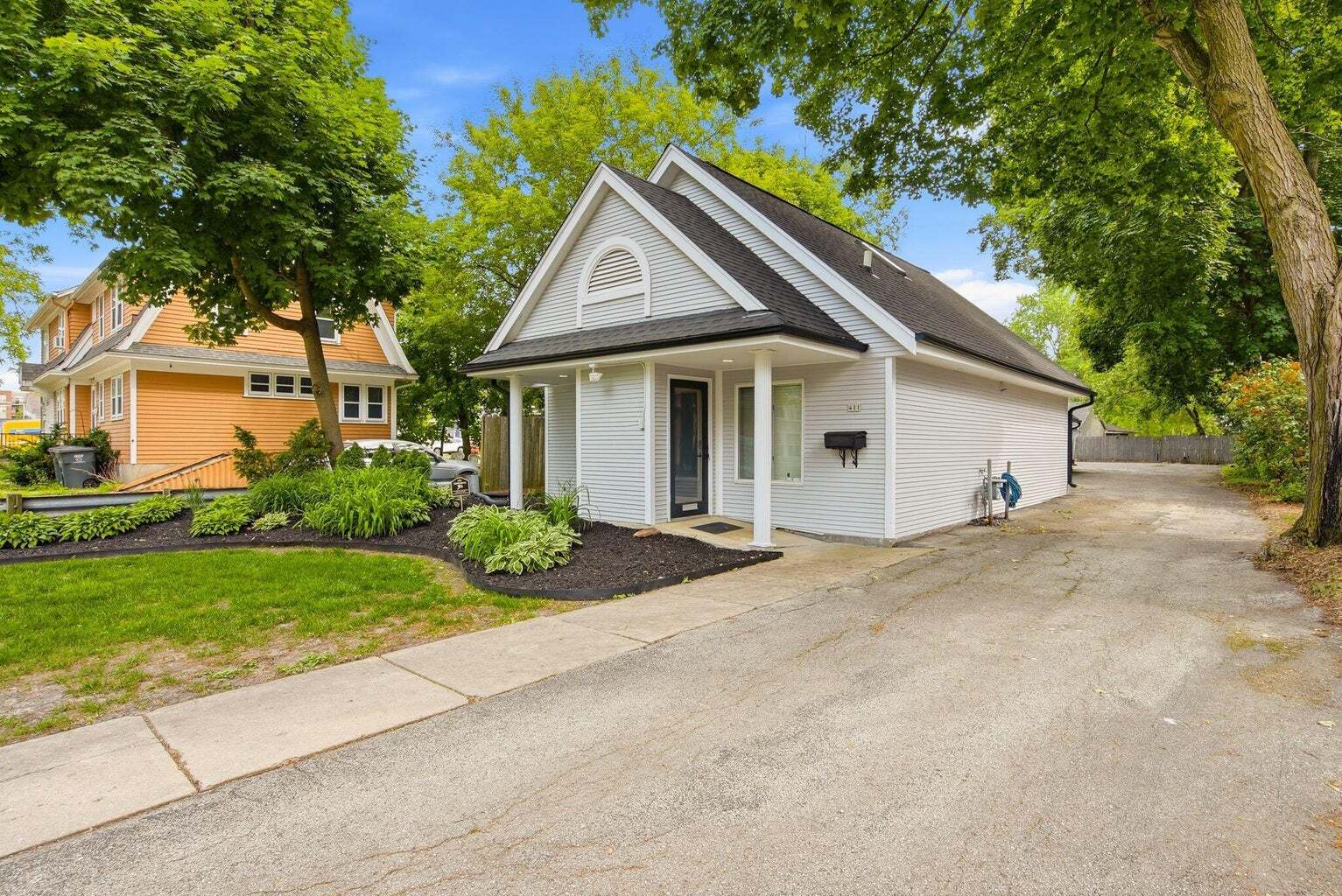 411 W Wisconsin Ave, Oconomowoc, WI à louer Photo de l’immeuble– Image 1 sur 9
